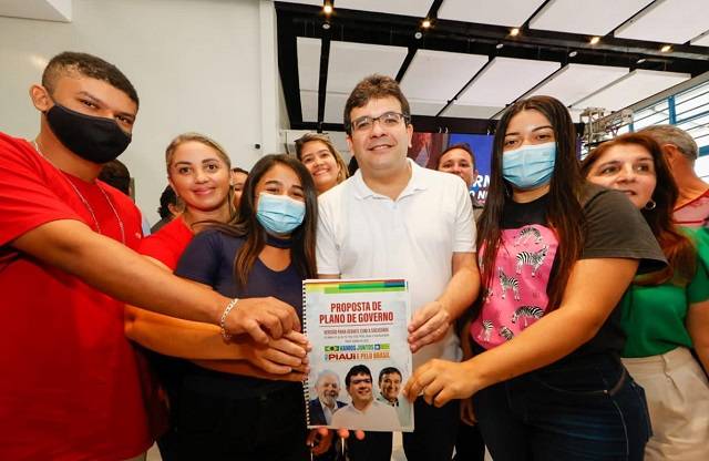 Rafael Fonteles com jovens de Parnaíba: plano de governo está pronto